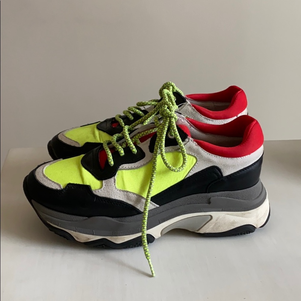 Chunky sole sneaker